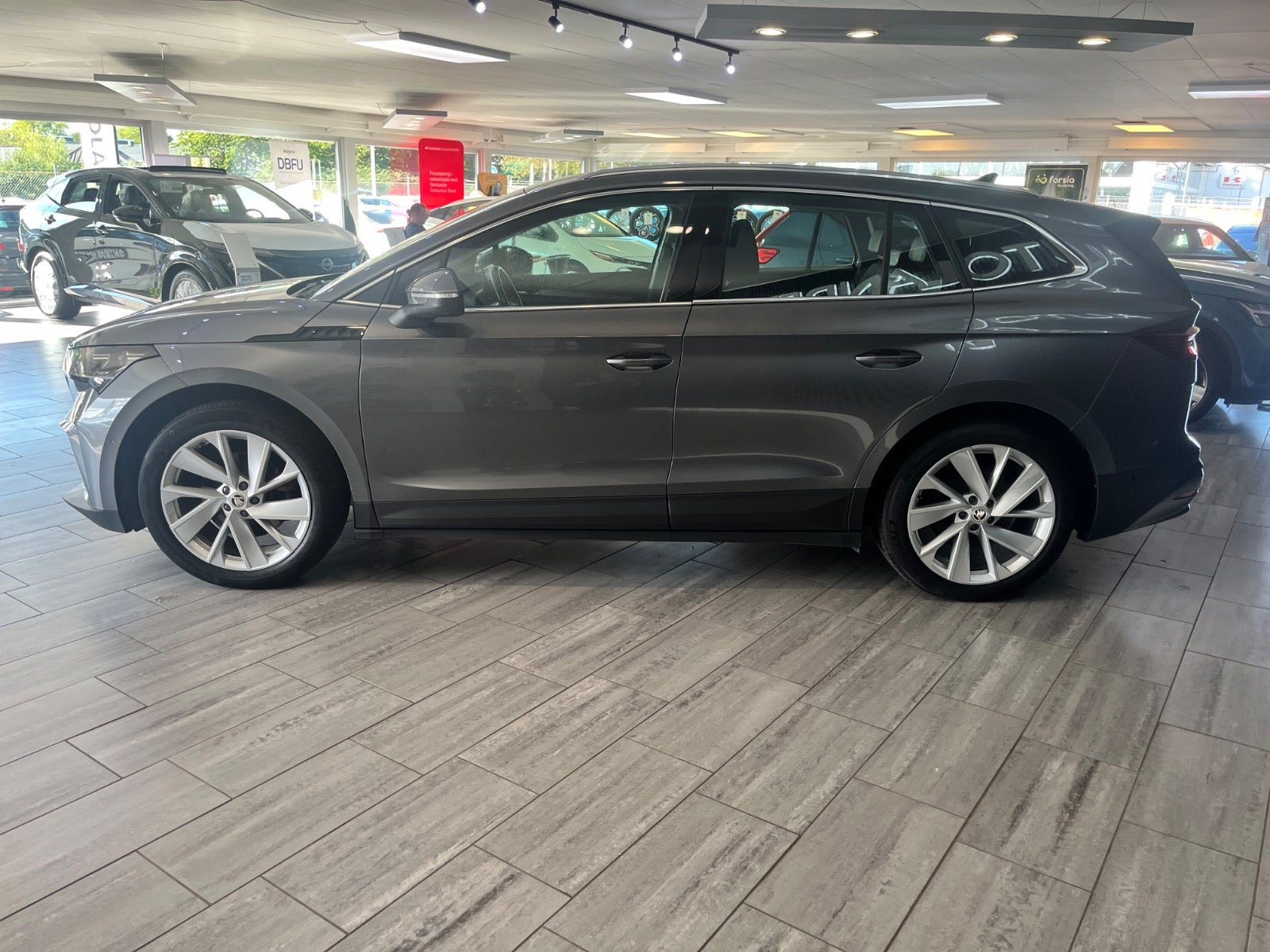 Grå Skoda Enyaq fra 2022