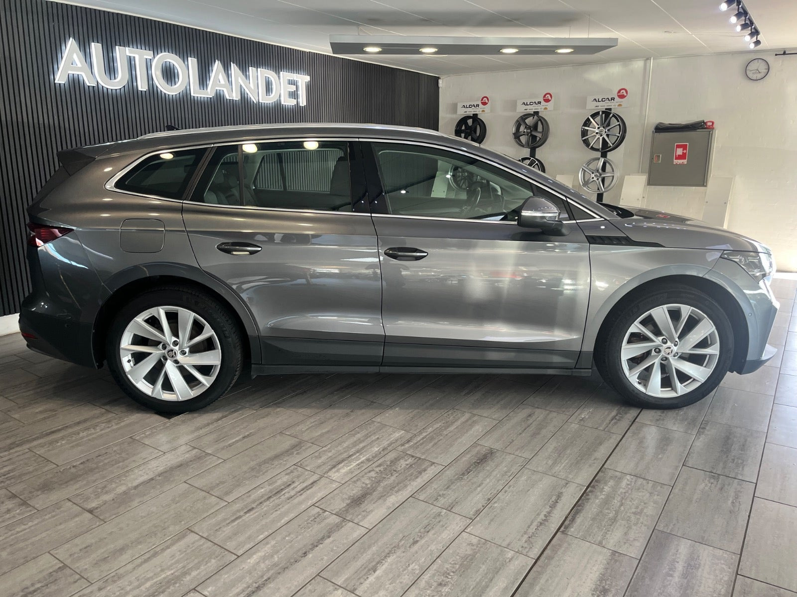 Grå Skoda Enyaq fra 2022