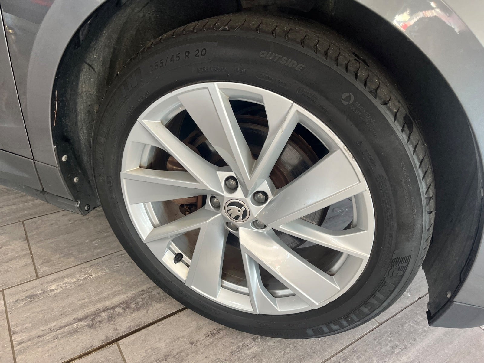 Grå Skoda Enyaq fra 2022