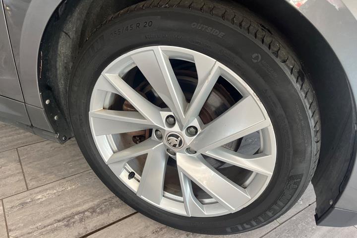 Grå Skoda Enyaq fra 2022