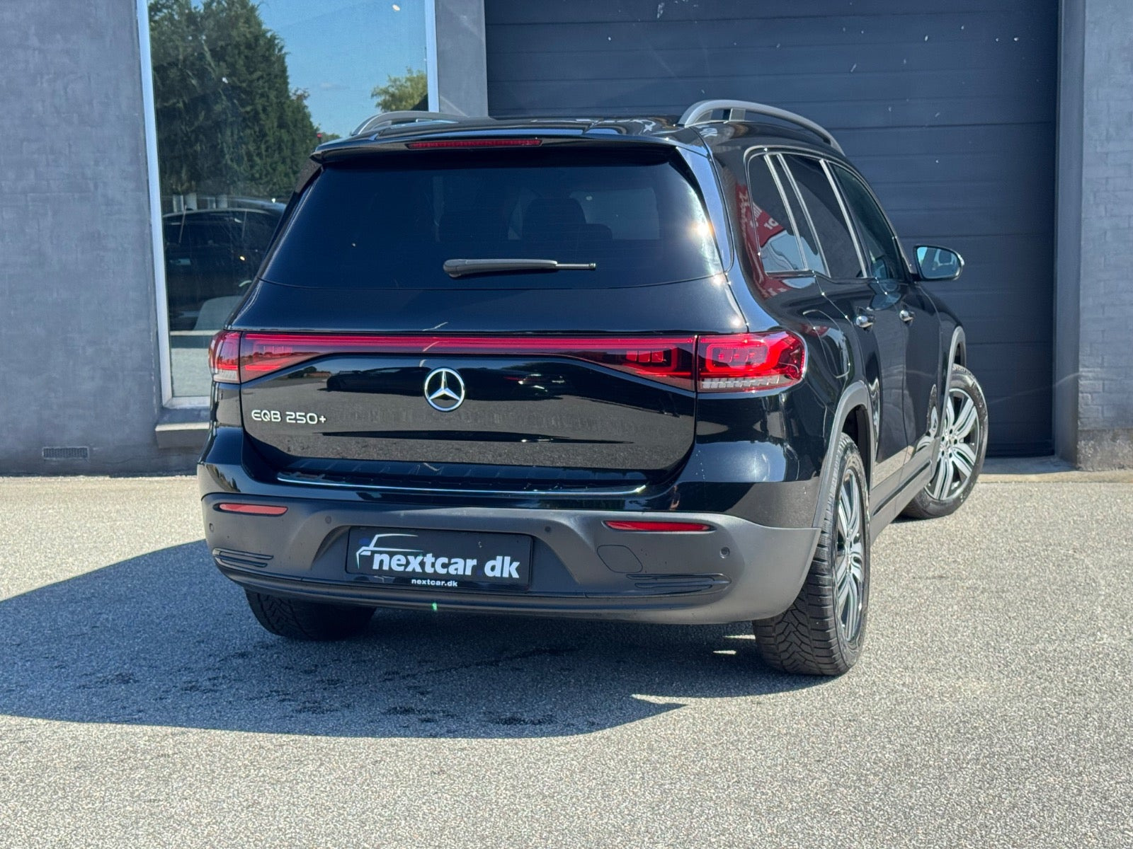 Sort Mercedes EQB250+ fra 2023
