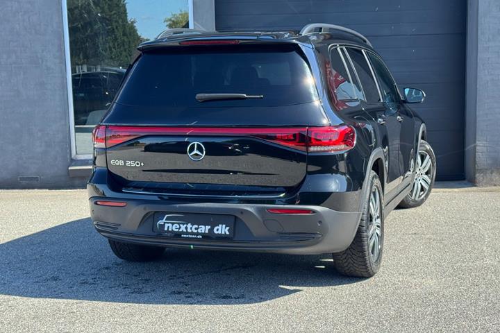 Sort Mercedes EQB250+ fra 2023