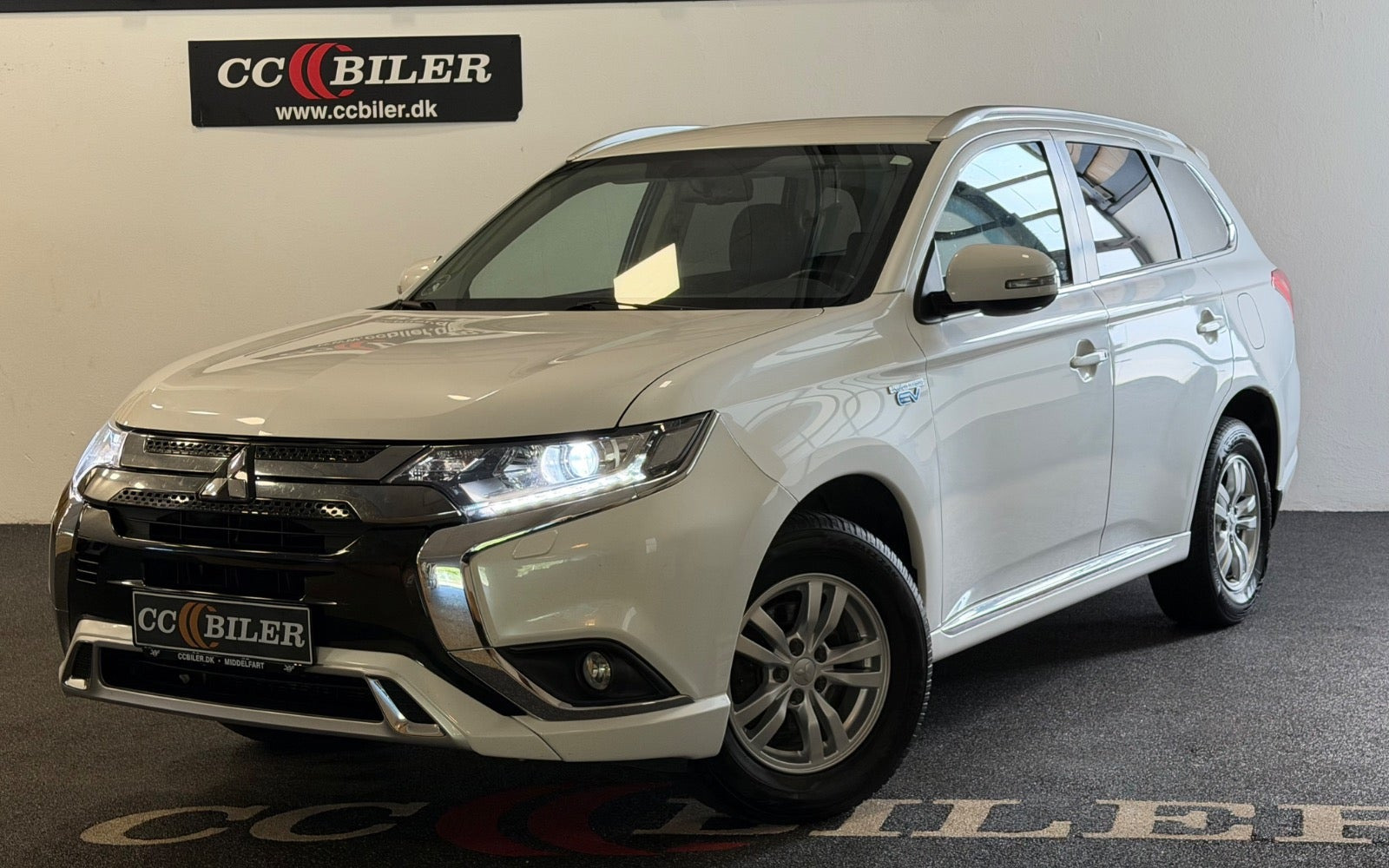 Hvid Mitsubishi Outlander fra 2021