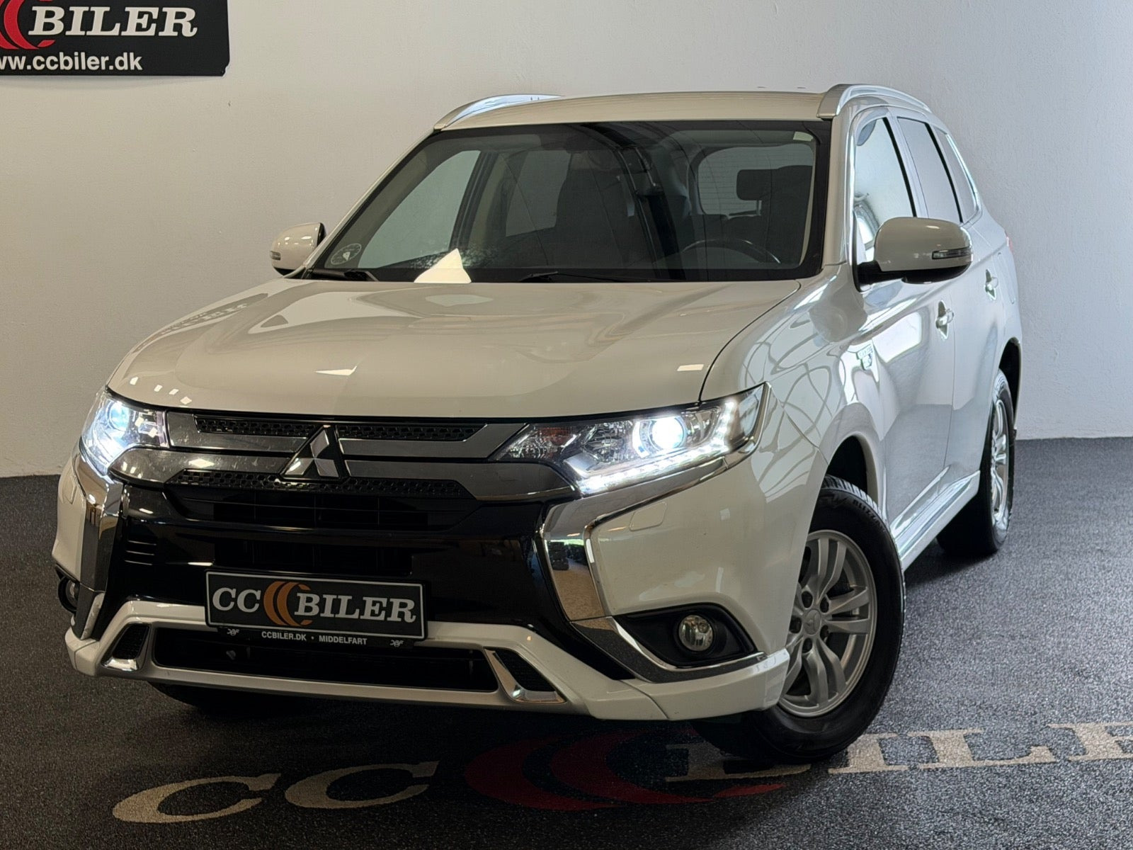 Hvid Mitsubishi Outlander fra 2021