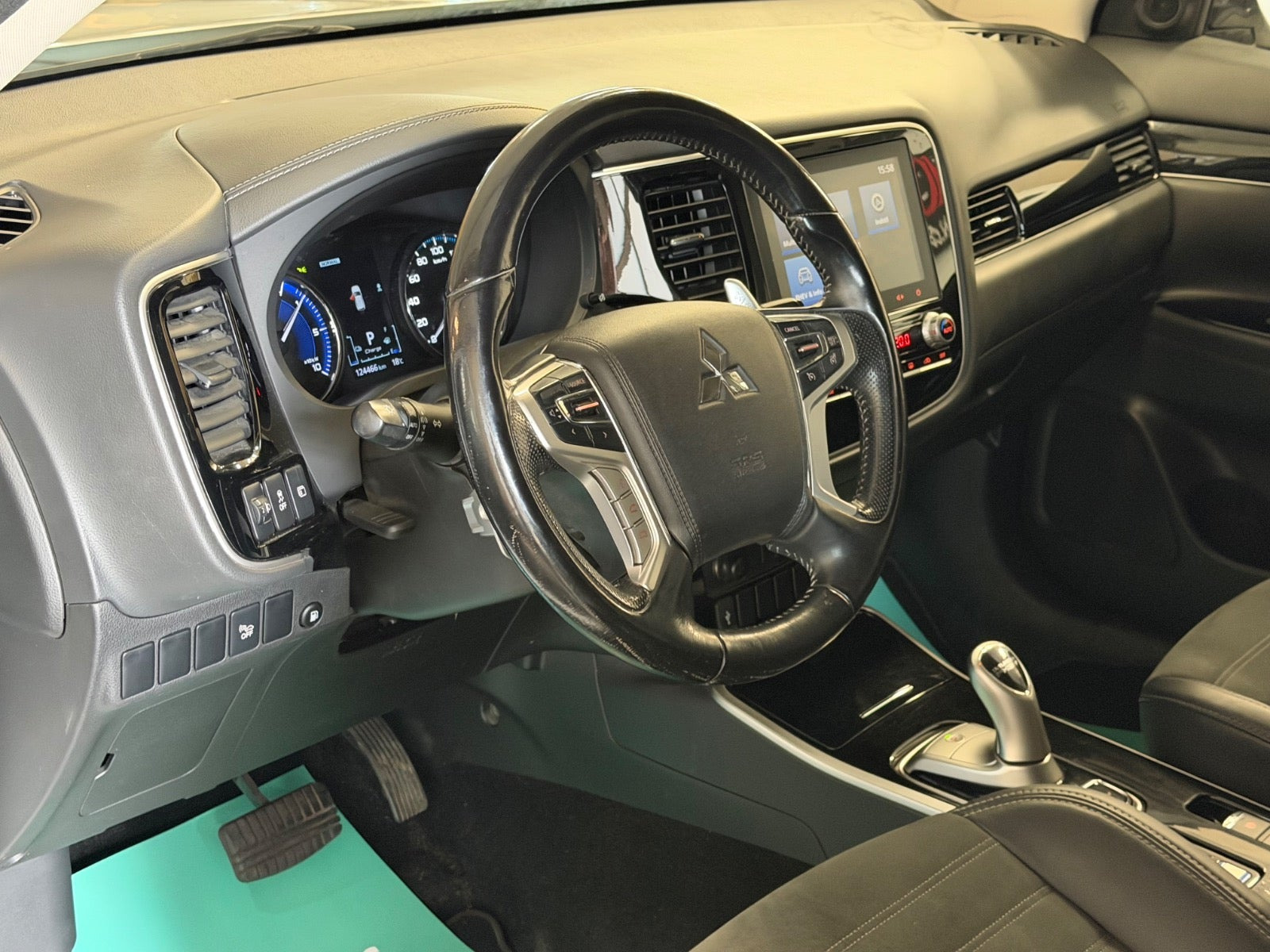 Hvid Mitsubishi Outlander fra 2021