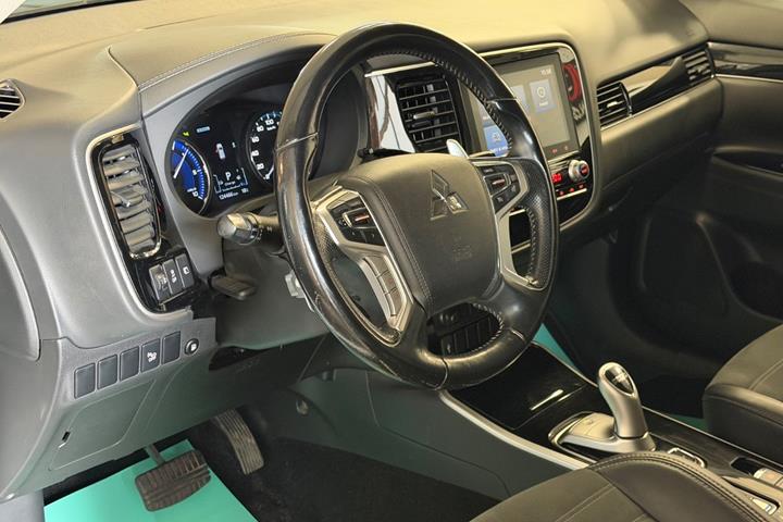 Hvid Mitsubishi Outlander fra 2021
