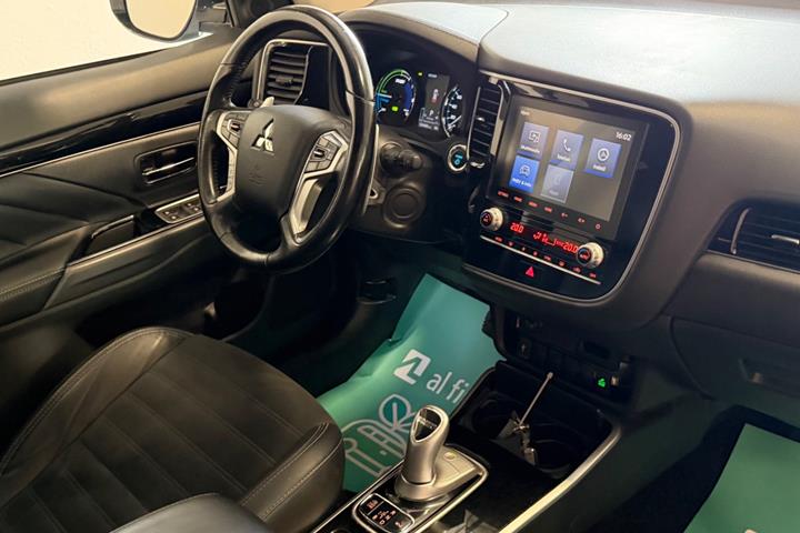 Hvid Mitsubishi Outlander fra 2021