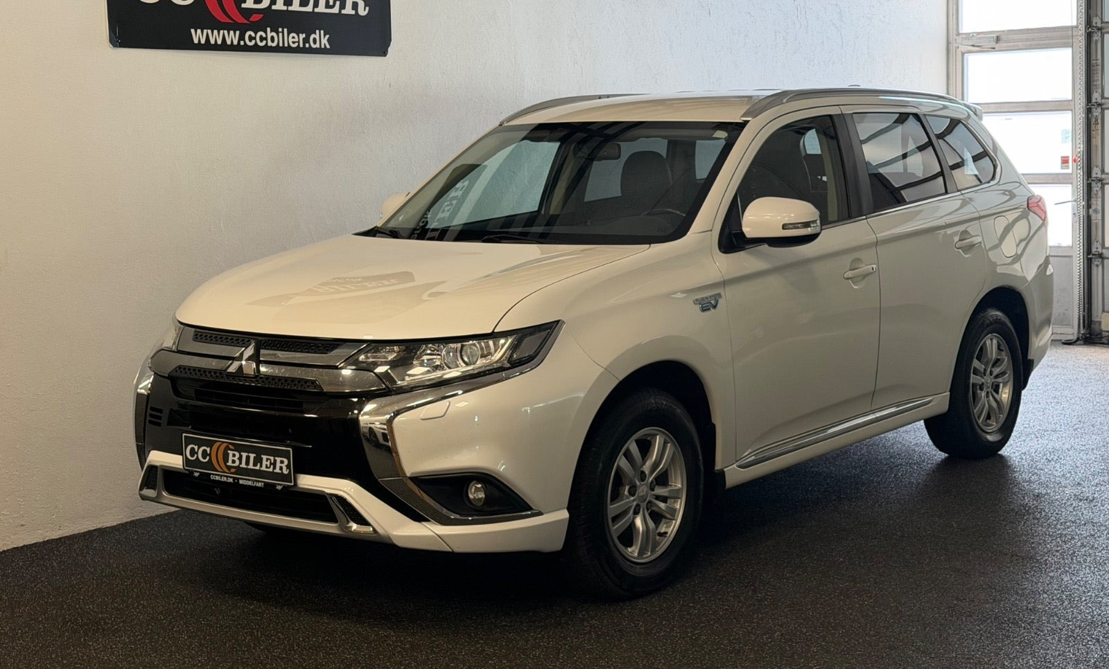 Hvid Mitsubishi Outlander fra 2021
