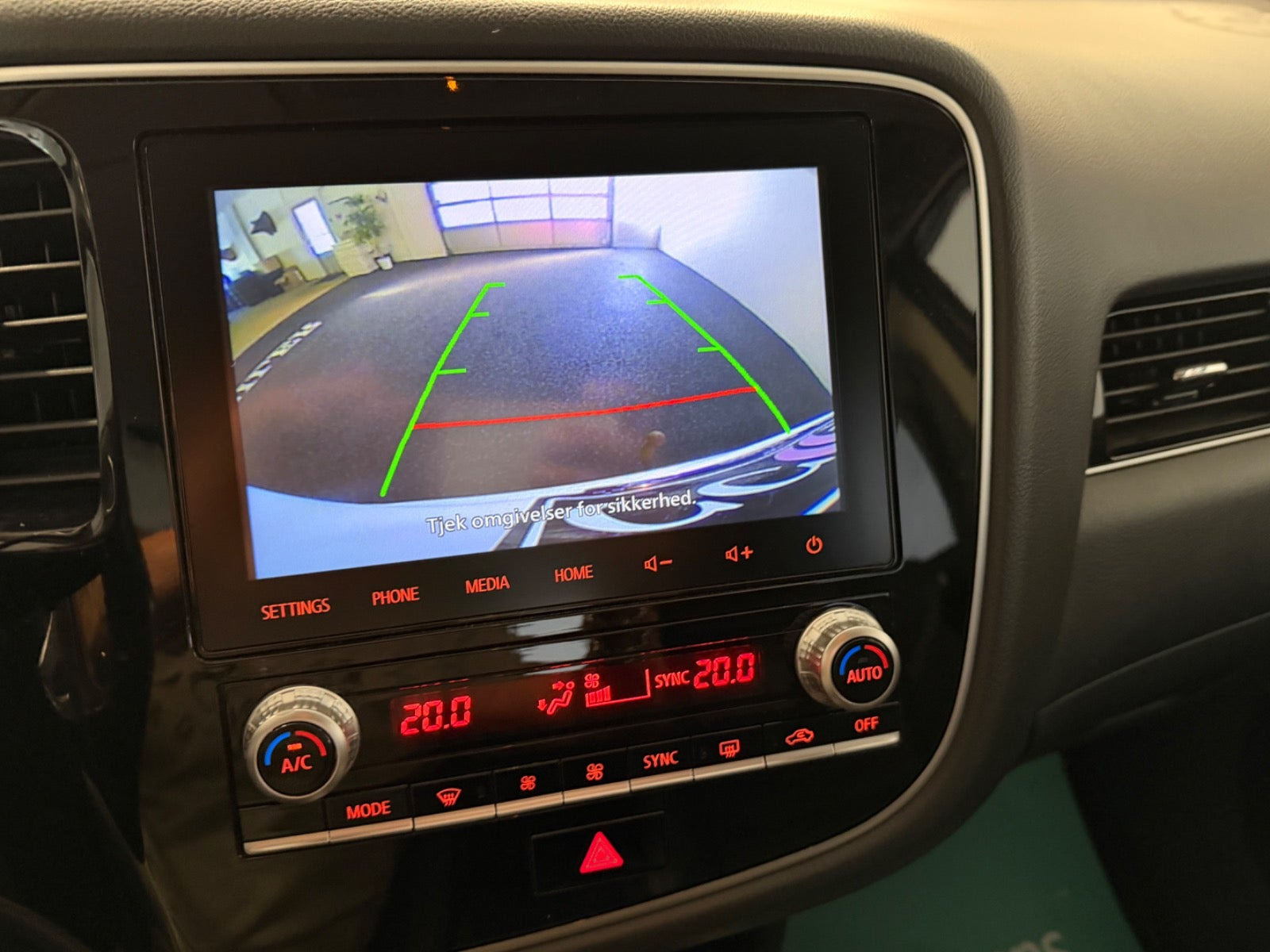 Hvid Mitsubishi Outlander fra 2021