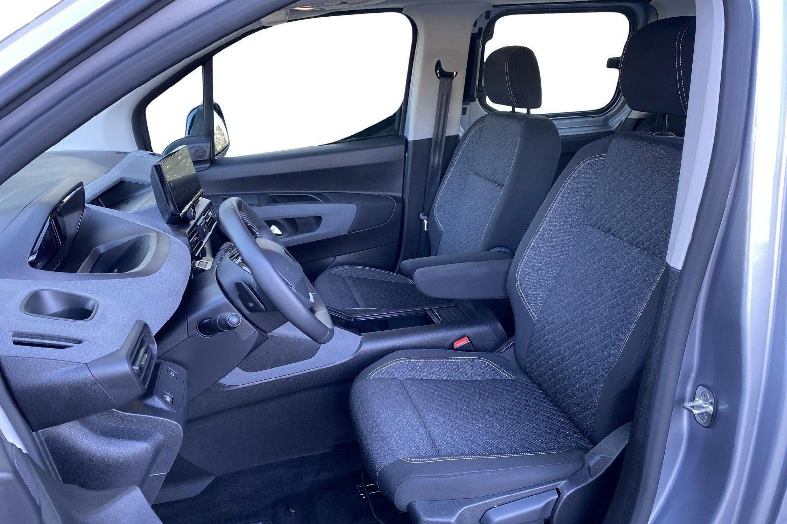Sølv Peugeot e-Rifter fra 2024