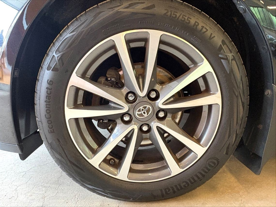 Sort Toyota Avensis fra 2014
