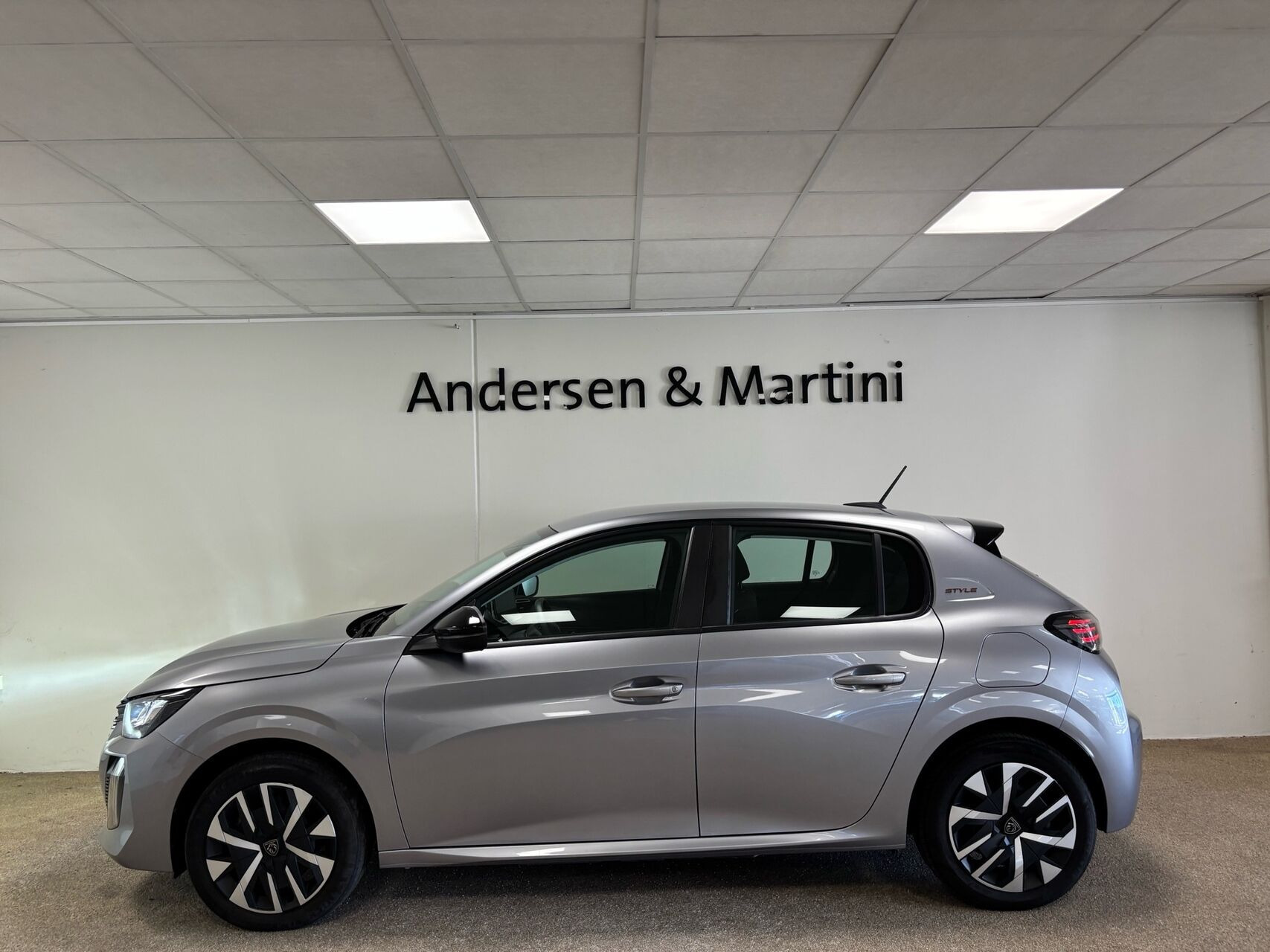 Grå Peugeot e-208 fra 2025