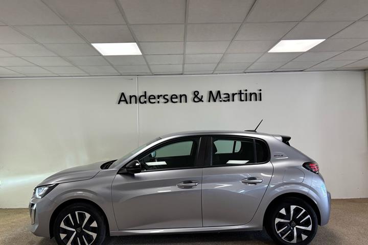 Grå Peugeot e-208 fra 2025