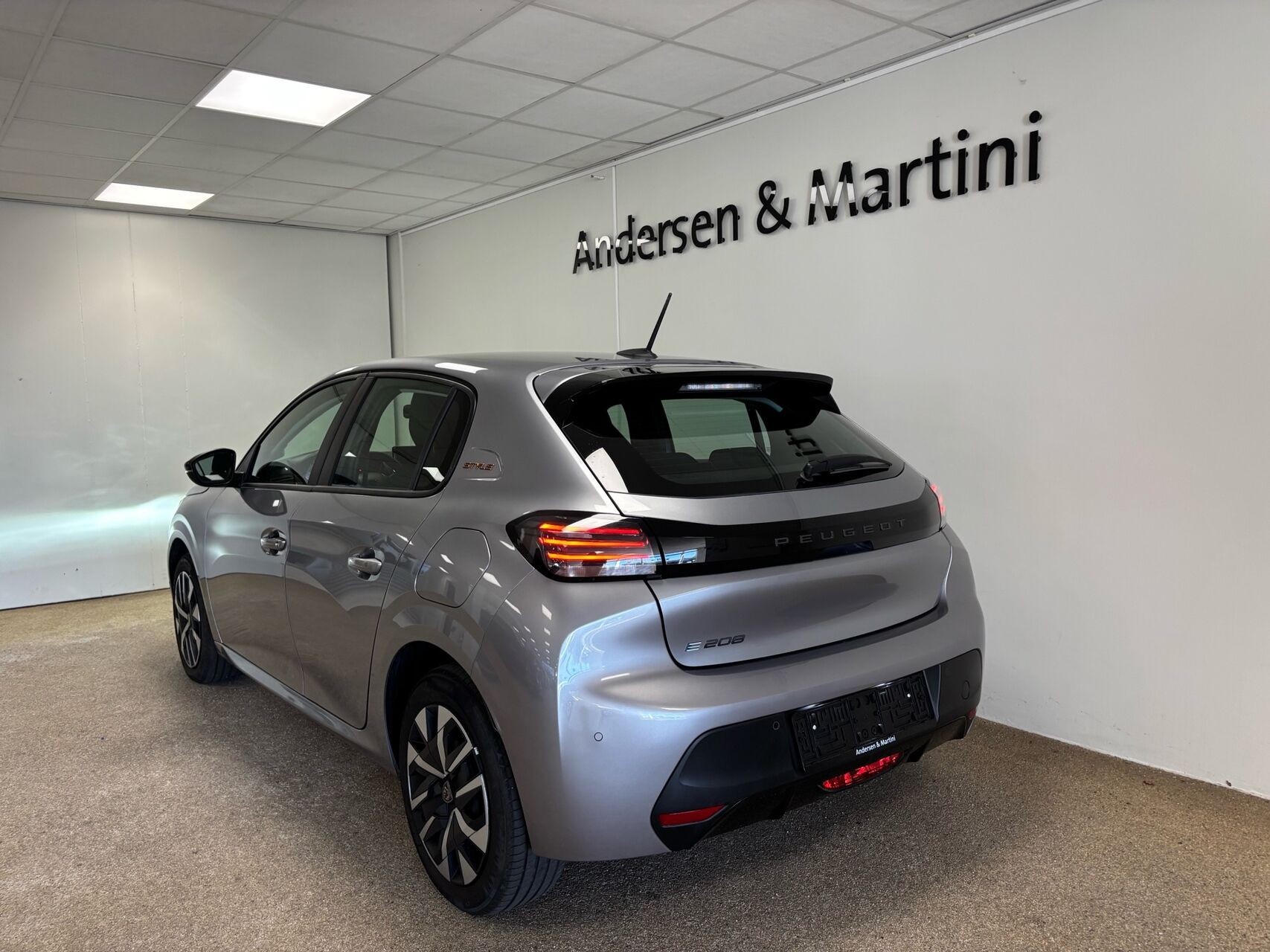 Grå Peugeot e-208 fra 2025