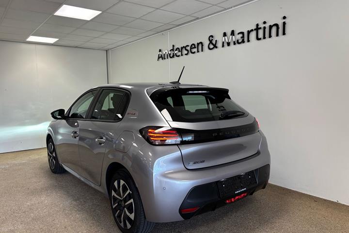 Grå Peugeot e-208 fra 2025