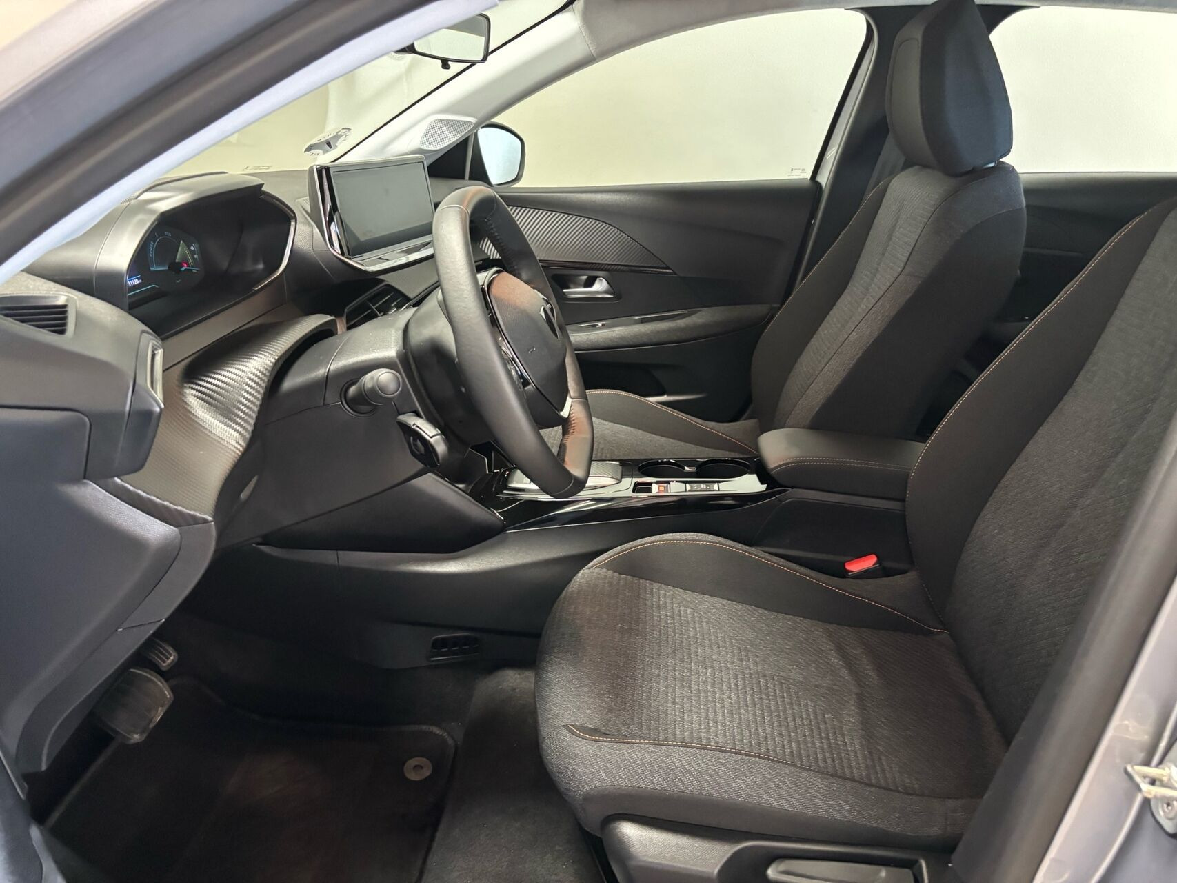 Grå Peugeot e-208 fra 2025