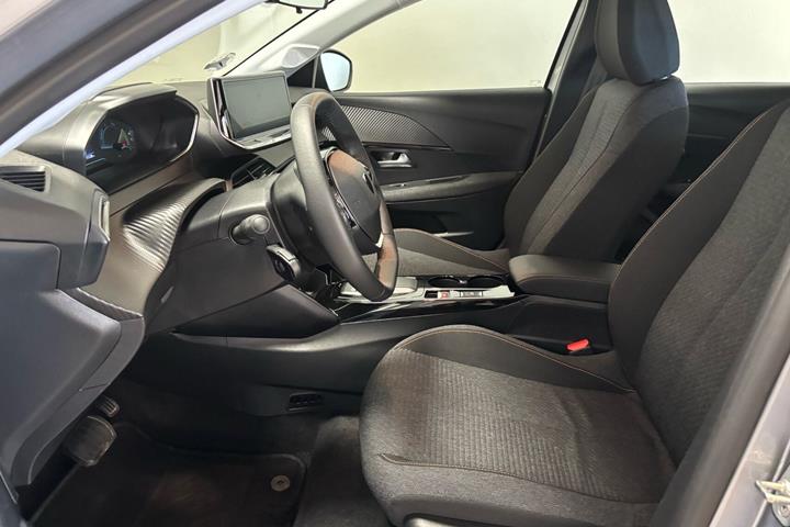 Grå Peugeot e-208 fra 2025