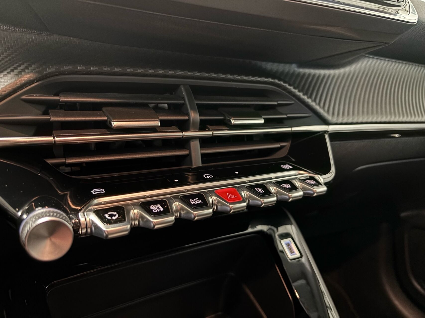 Grå Peugeot e-208 fra 2025