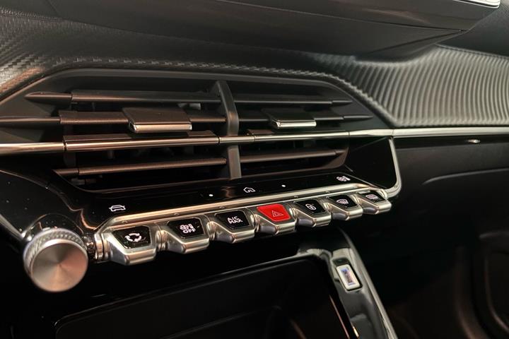 Grå Peugeot e-208 fra 2025