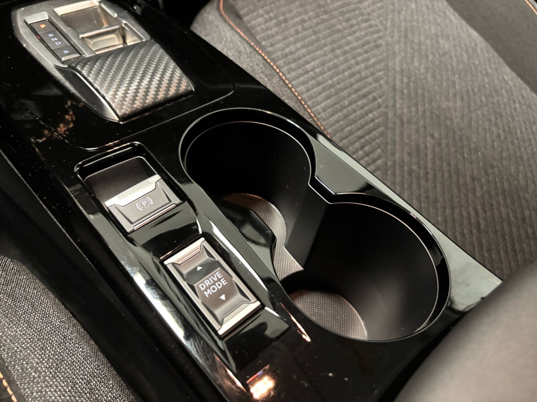 Grå Peugeot e-208 fra 2025