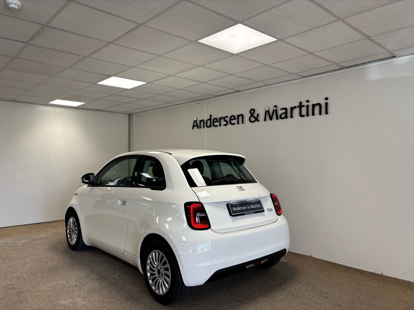 Hvid Fiat 500e fra 2023