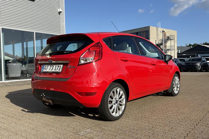 Rød Ford Fiesta fra 2013