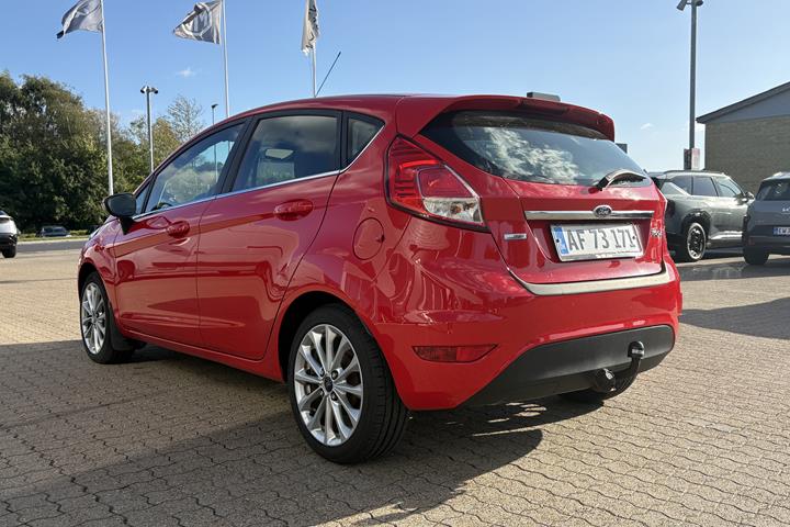 Rød Ford Fiesta fra 2013