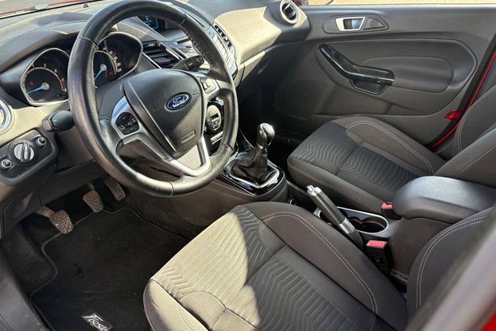 Rød Ford Fiesta fra 2013
