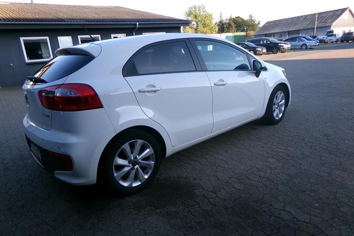 Hvid Kia Rio fra 2016