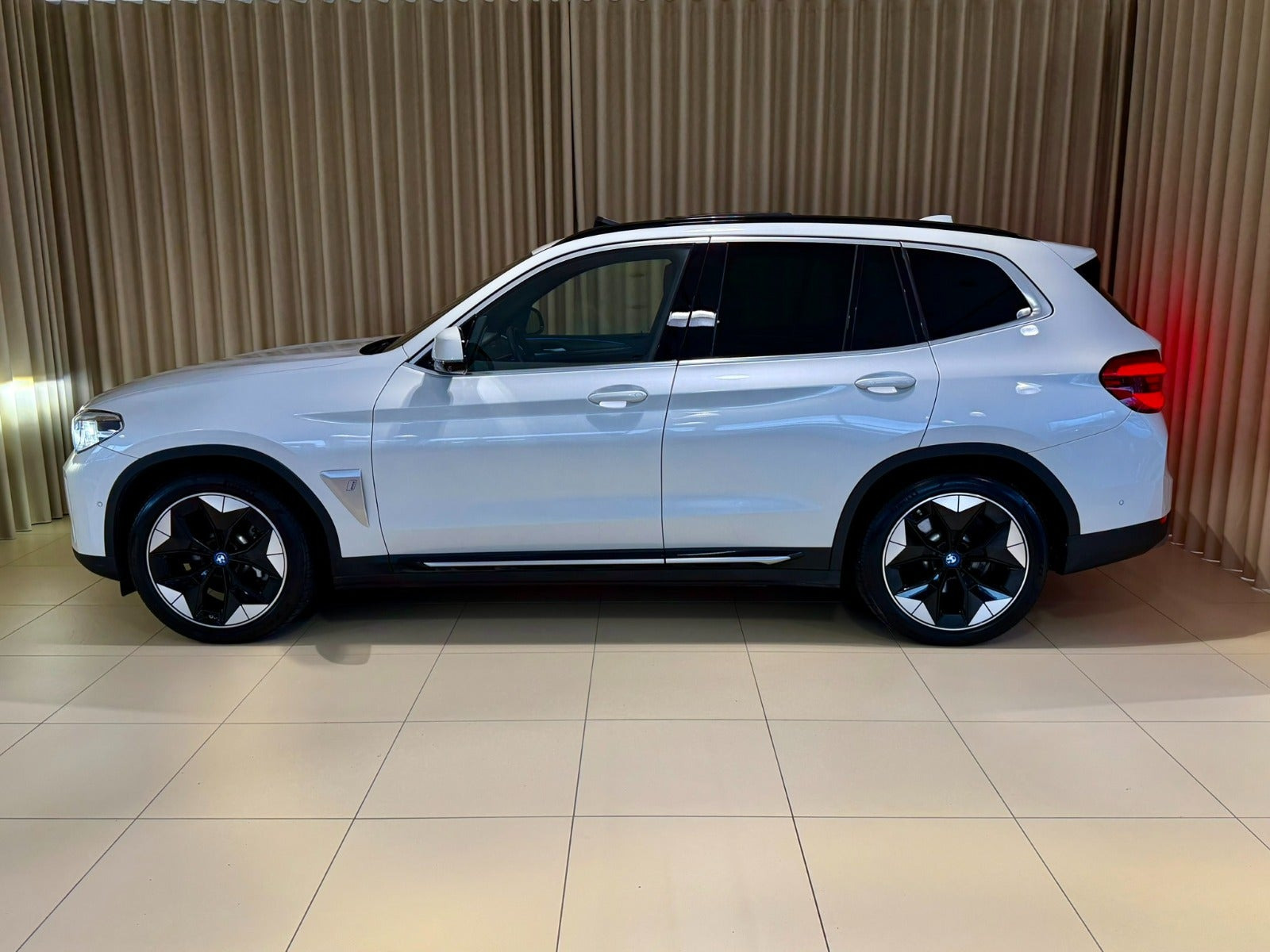 Hvid BMW iX3 fra 2022