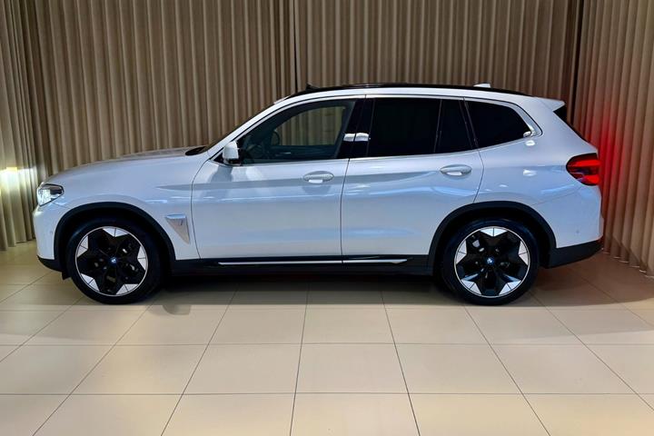 Hvid BMW iX3 fra 2022
