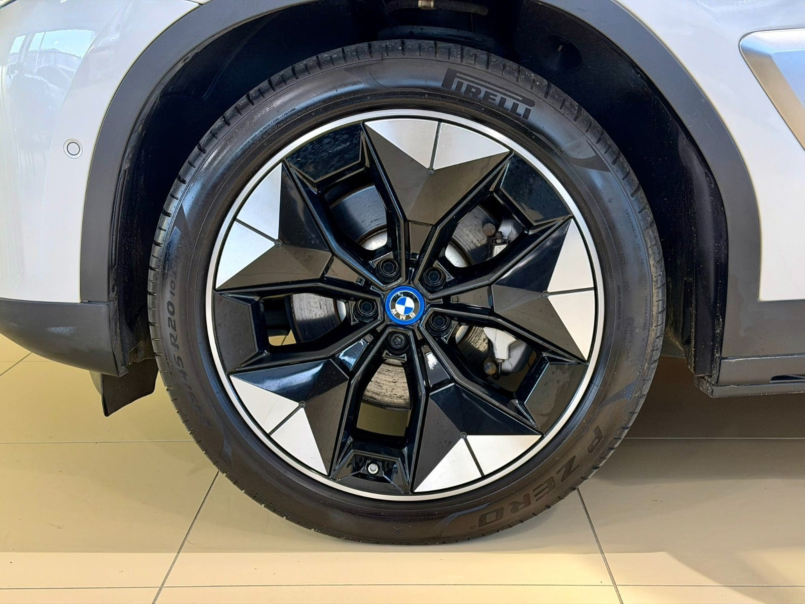 Hvid BMW iX3 fra 2022