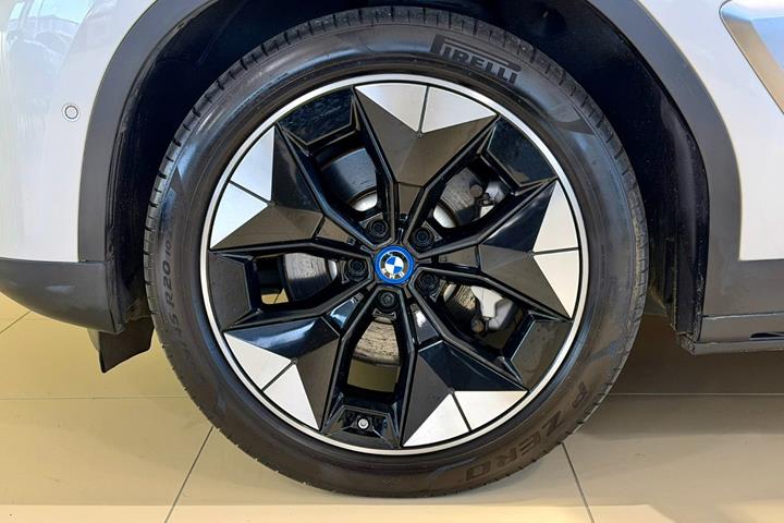 Hvid BMW iX3 fra 2022