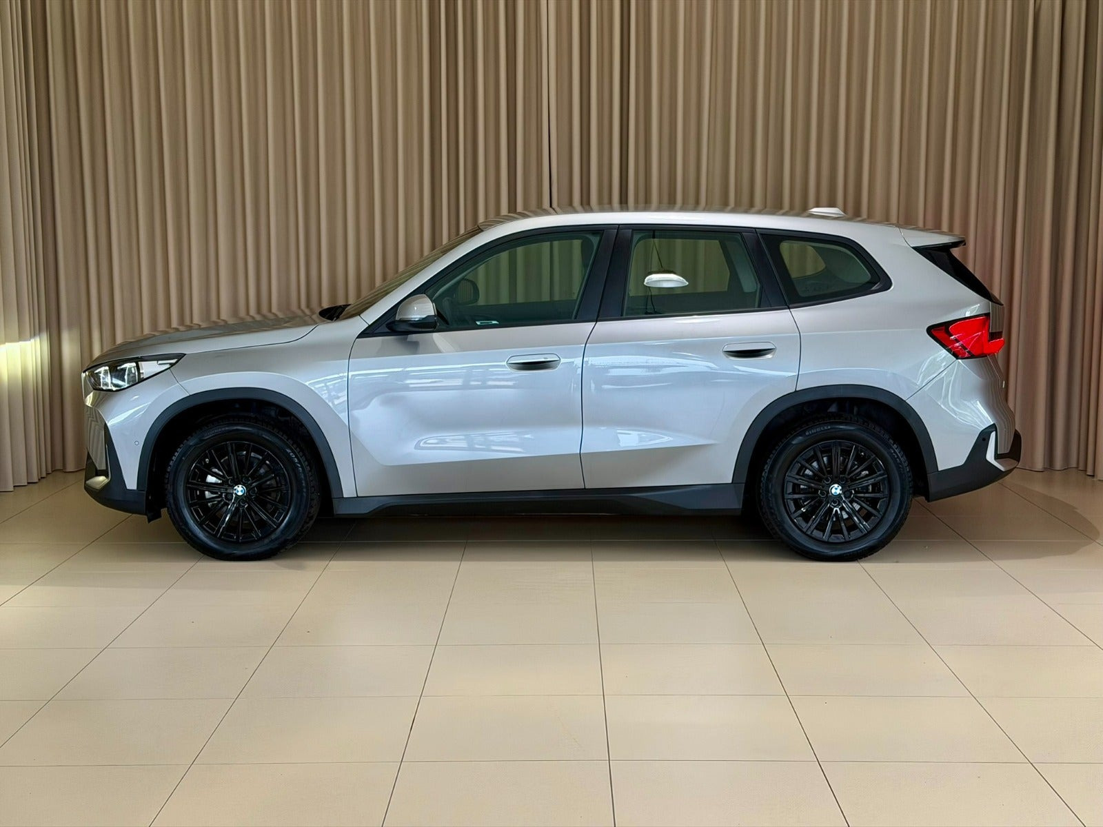 Sølv BMW iX1 fra 2024