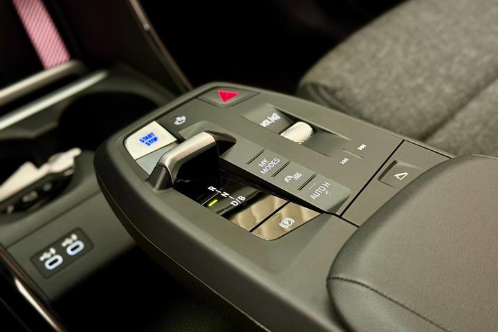 Sølv BMW iX1 fra 2024