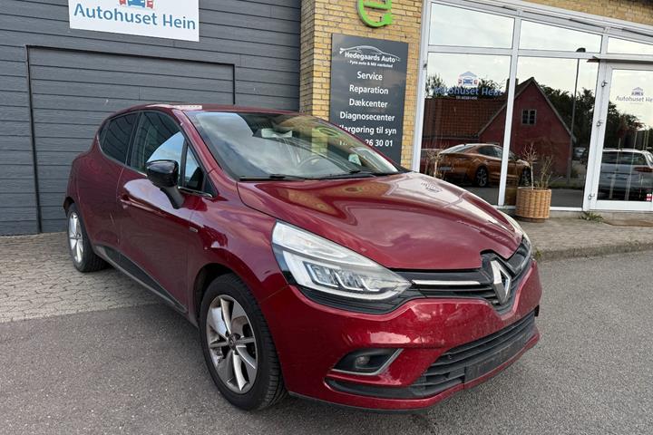 Rød Renault Clio IV fra 2017