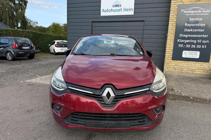 Rød Renault Clio IV fra 2017