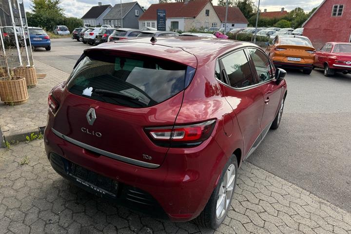 Rød Renault Clio IV fra 2017