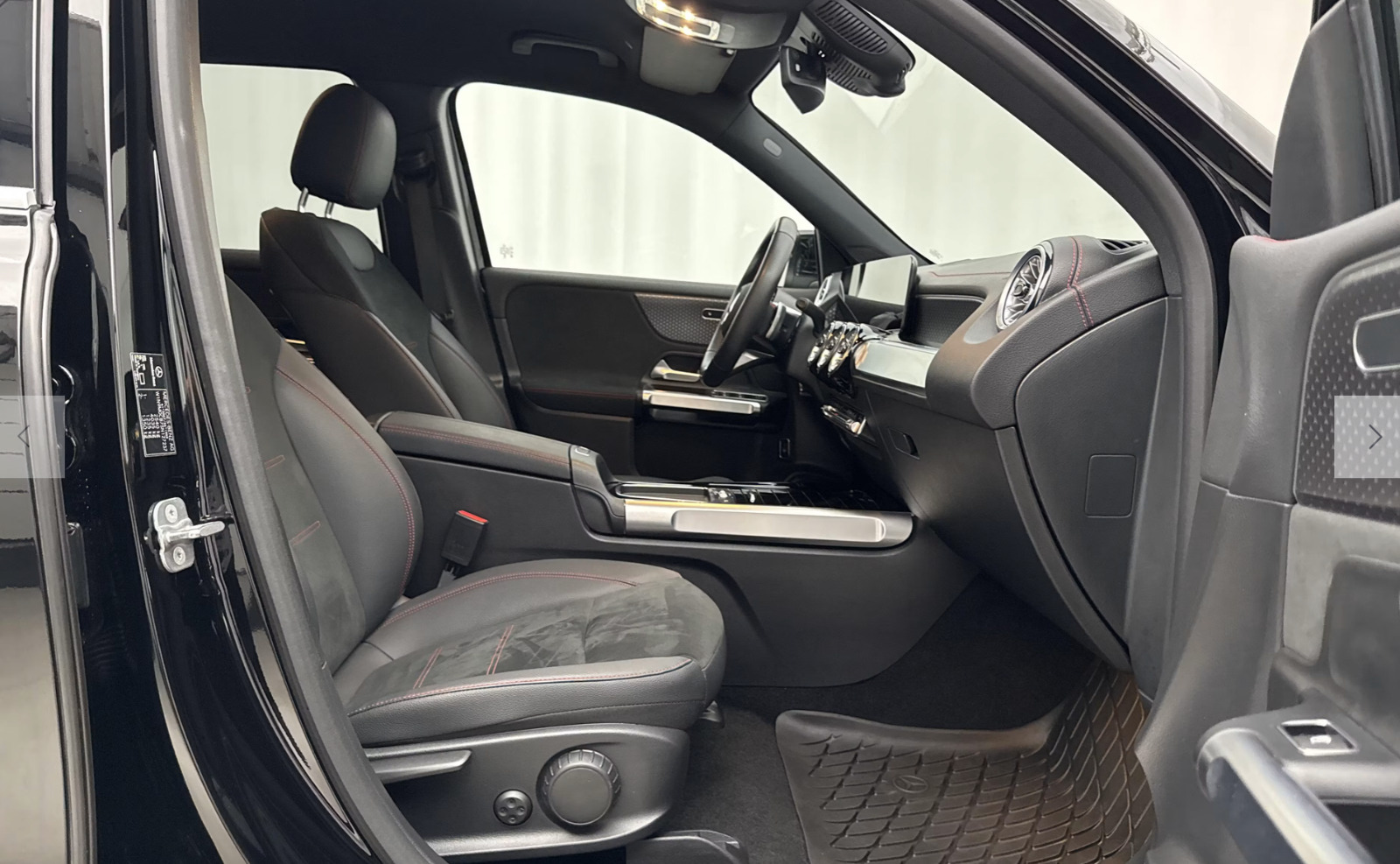 Sort Mercedes EQB250+ fra 2025