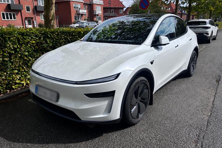Hvid Tesla Model Y fra 2026