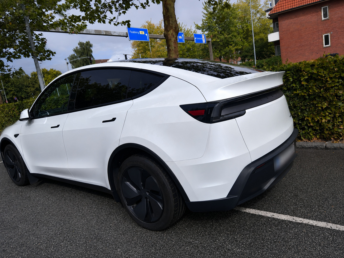 Hvid Tesla Model Y fra 2026