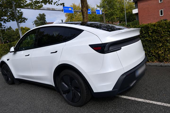 Hvid Tesla Model Y fra 2026