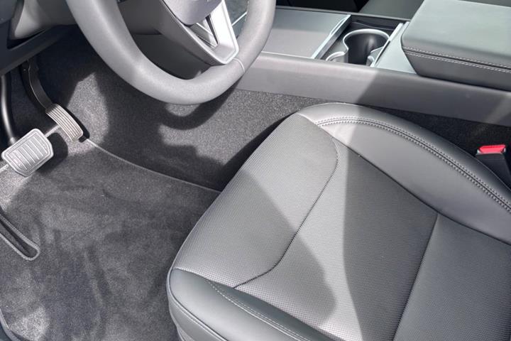 Hvid Tesla Model Y fra 2026