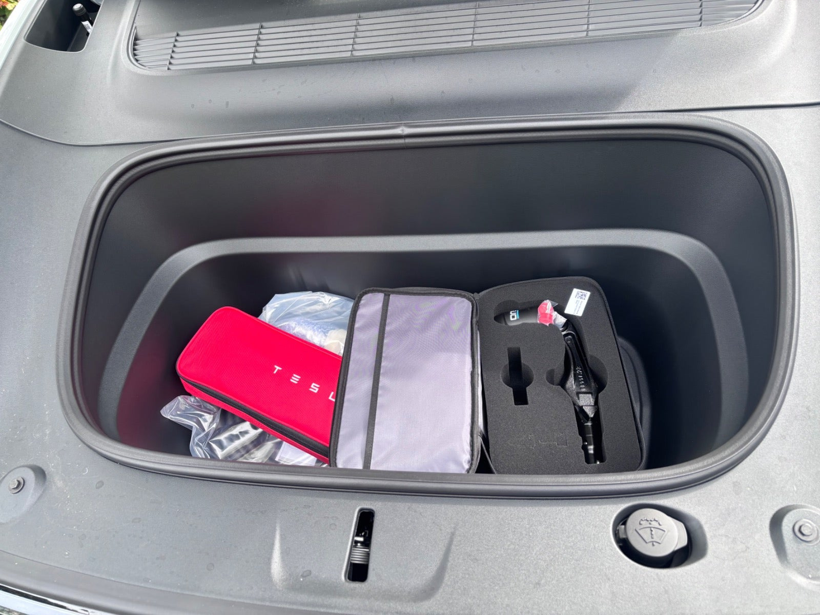 Hvid Tesla Model Y fra 2026