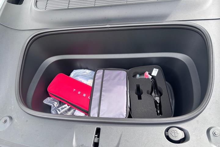 Hvid Tesla Model Y fra 2026
