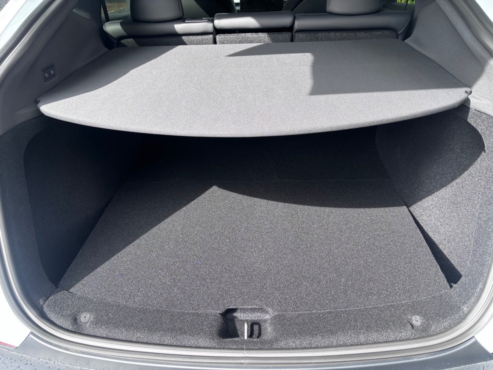 Hvid Tesla Model Y fra 2026