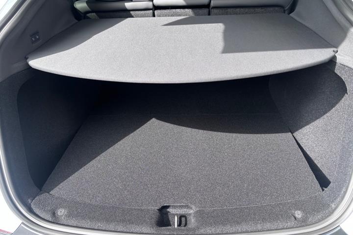 Hvid Tesla Model Y fra 2026