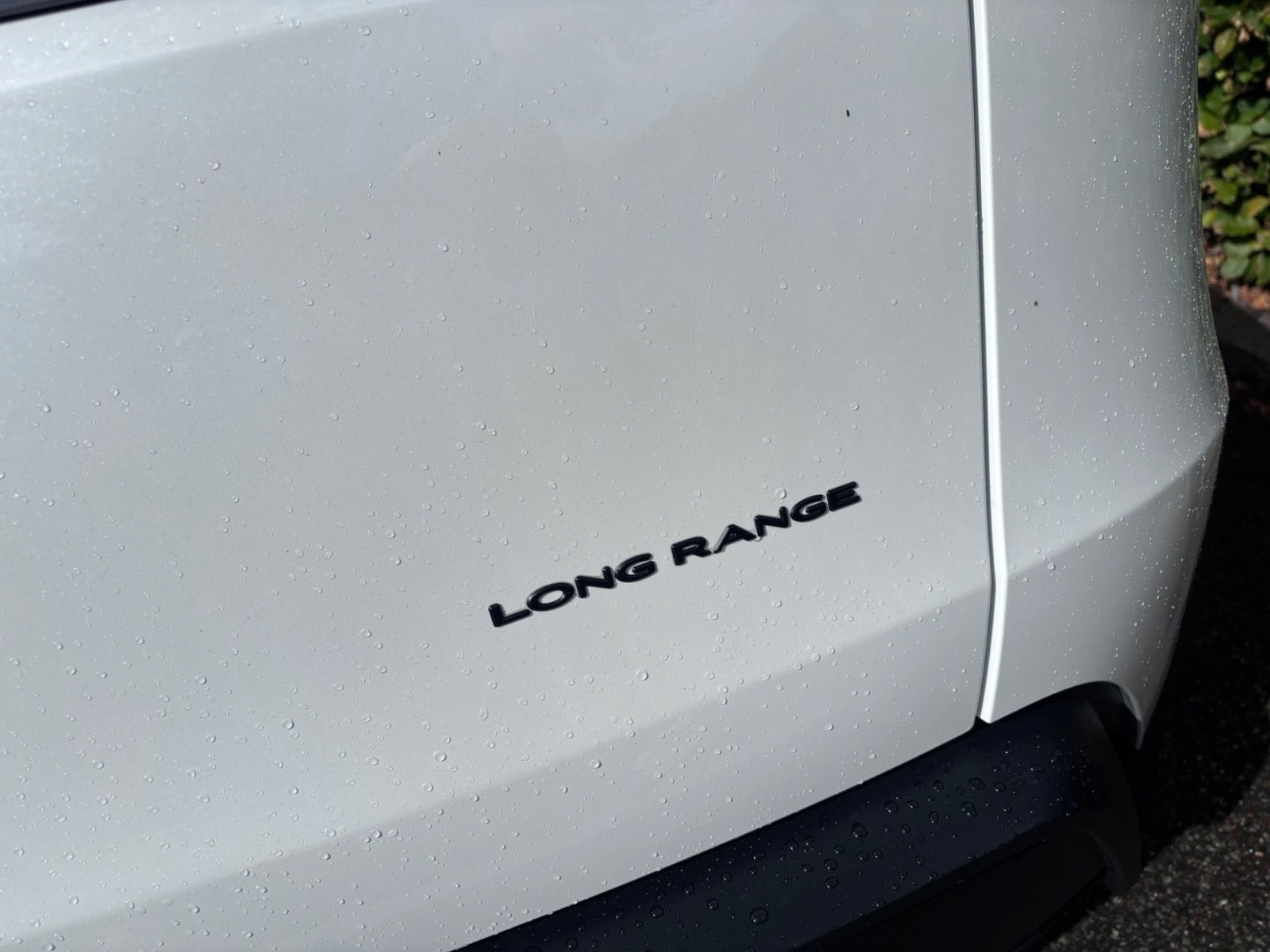 Hvid Tesla Model Y fra 2026