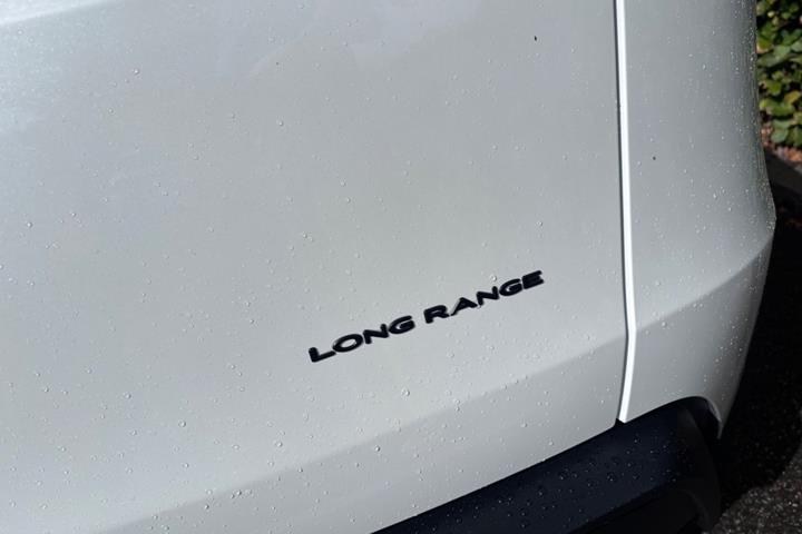 Hvid Tesla Model Y fra 2026