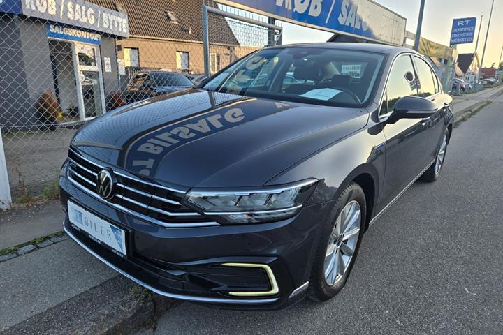 Hvid VW Passat fra 2022